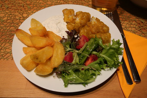 Backfisch mit Joghurt-Dip, frittierten Kartoffelecken und gemischtem Salat