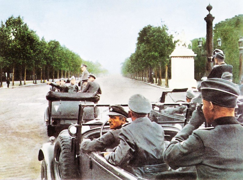 1940. Гитлер в Париже. Кортеж проезжает по Елисейским полям и останавливается возле Эйфелевой башни и Триумфальной арки
