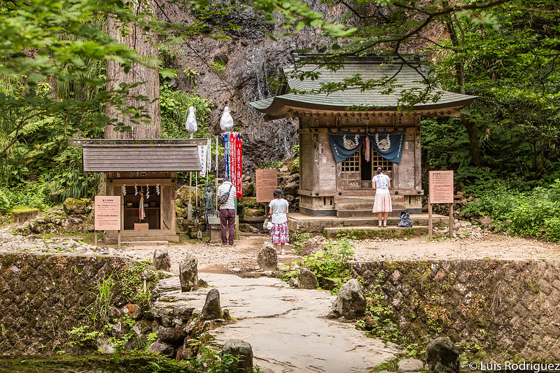 Cascada Suga y santuario Iwatowake