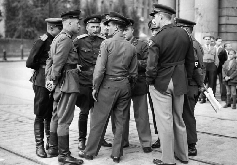 1948. Американские и советские офицеры обсуждают положение американского и советского секторов возле Потсдамской площади.