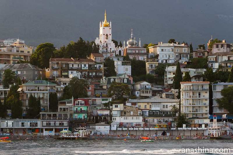 Панорама Ялты и церковь Иоанна Златоуста, Крым