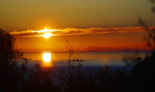 midnightsun sun polarday arctic circle sunset sunrise lofoten islands mountains horizon bodø nordland norway carlzeiss jena 135mm 135