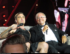 20170729_8 Robbie Williams & his dad on the sofa. Also pictured: Security guy's head. & Robbie's kilt. | Tele2 Arena in Stockholm, Sweden