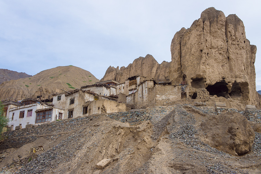 Здания деревни утопают в горах