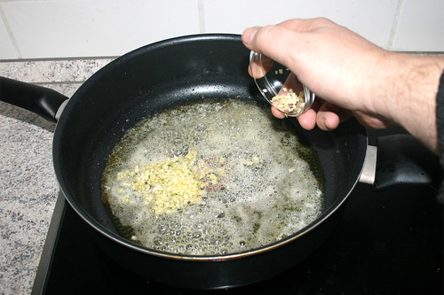 39 - Knoblauchwürfel in Pfanne geben / Add diced garlic to pan