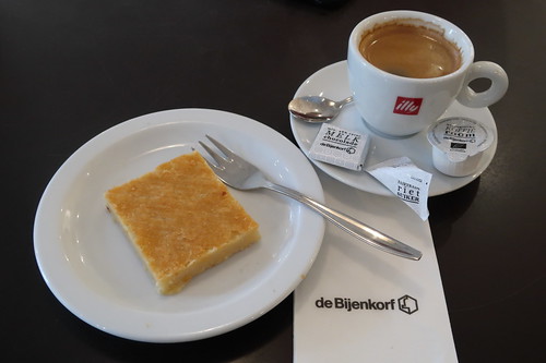 Butterkuchen und kleiner Kaffee im Café des Warenhauses de Bijenkorf