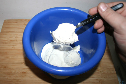 18 - Joghurt & Creme fraiche in Schüssel geben / Put yoghurt & creme fraiche in bowl