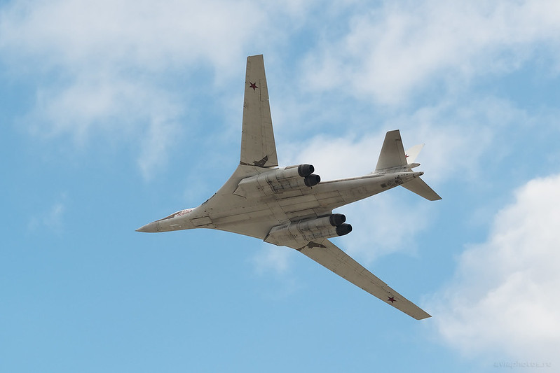 Tupolev_Tu-160_RF-94102_02red_RussiaAirforce_595_D803093