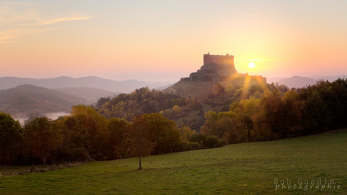 chateau sunrise montgolfiere murol puy de dome auvergne castle automne autumn