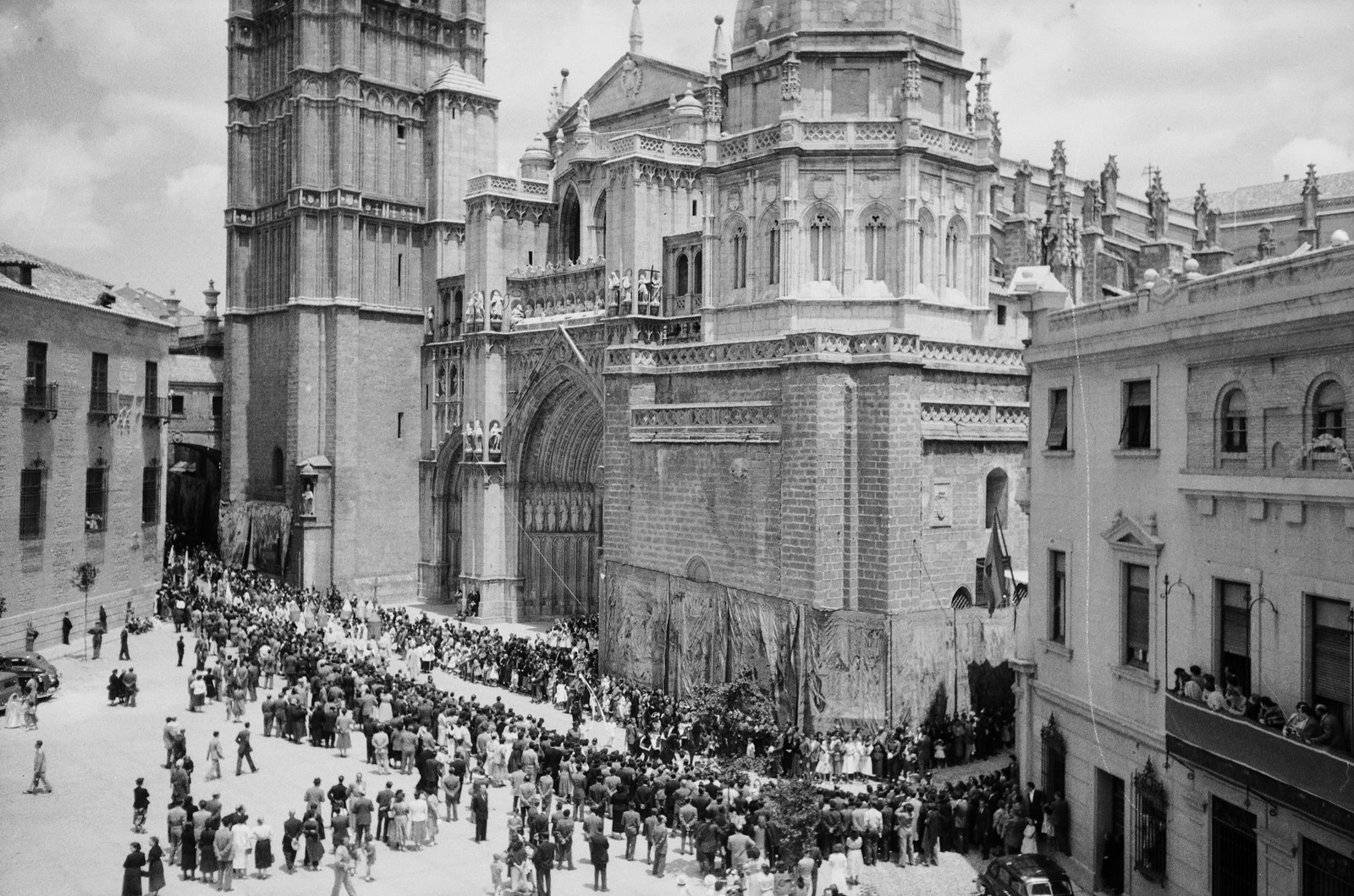 Procesión del Corpus Christi de 1955 en Toledo a su paso por la Plaza del Ayuntamiento y la Catedral © ETH-Bibliothek Zurich
