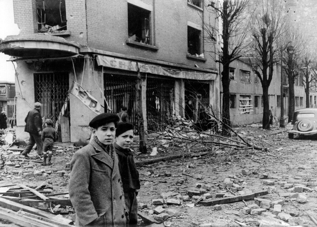 1942. После налёта британских ВВС на Париж, местные жители пытаются найти в разрушенных зданиях свои вещи, 4 марта