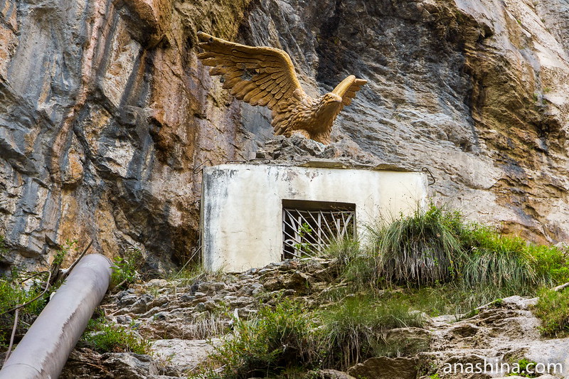 Статуя орла в водопаде Учан-Су, Ялта, Крым