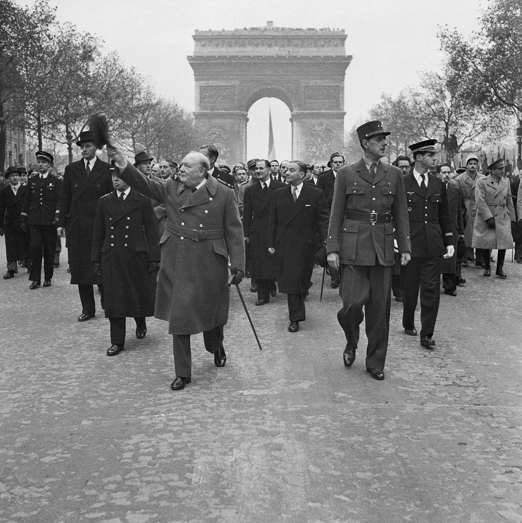 1944. Уинстон Черчилль и генерал Шарль де Голль на параде в Париже, 11 ноября