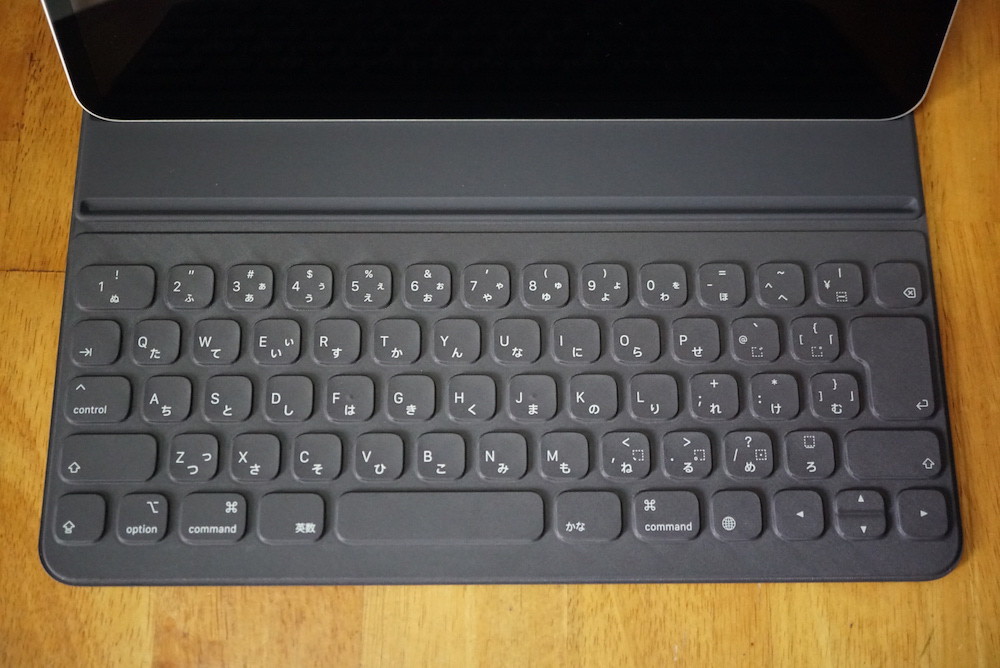 Smart Keyboard Folioを装着