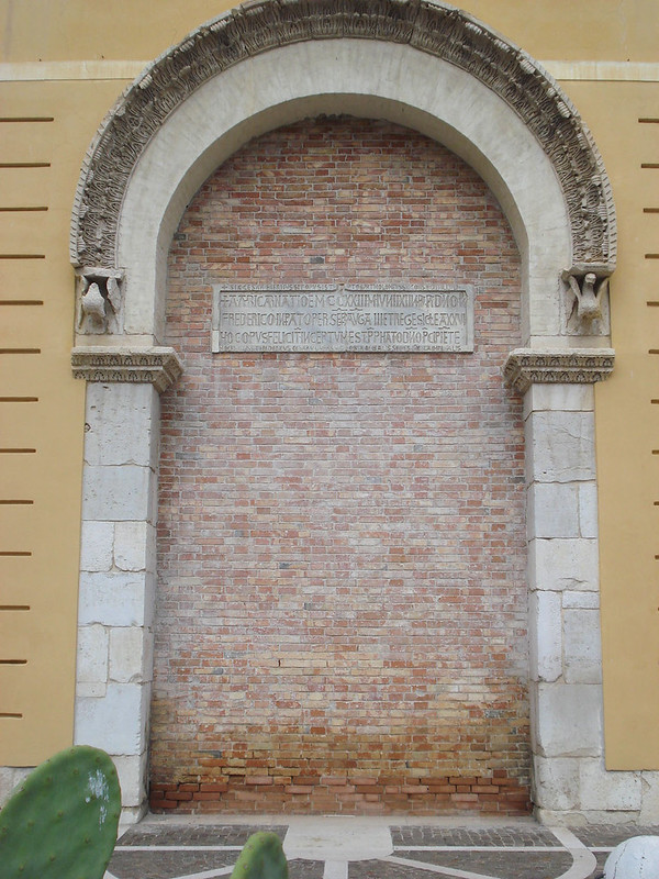 001-портал разрушенного дворца Фридриха II