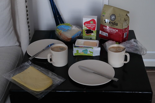 Typisch holländisches Frühstück auf unserem Hotelzimmer (am dritten Morgen in Den Haag)