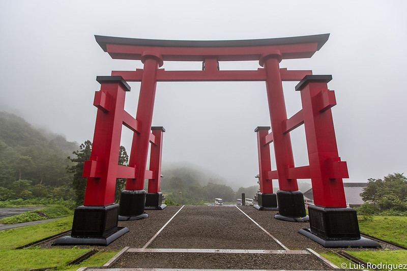 Gran torii del santuario del monte Yudono