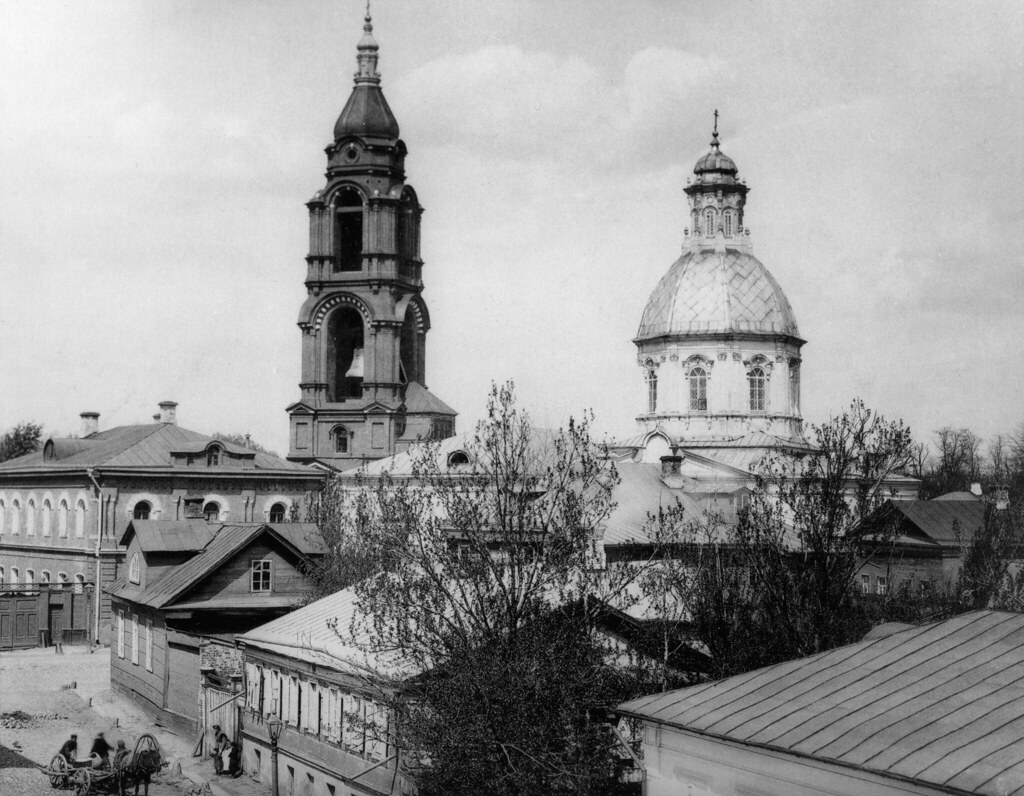 Вид со стороны Скорняжного переулка на Большую Спасскую улицу и церковь Спаса Преображения. 1888