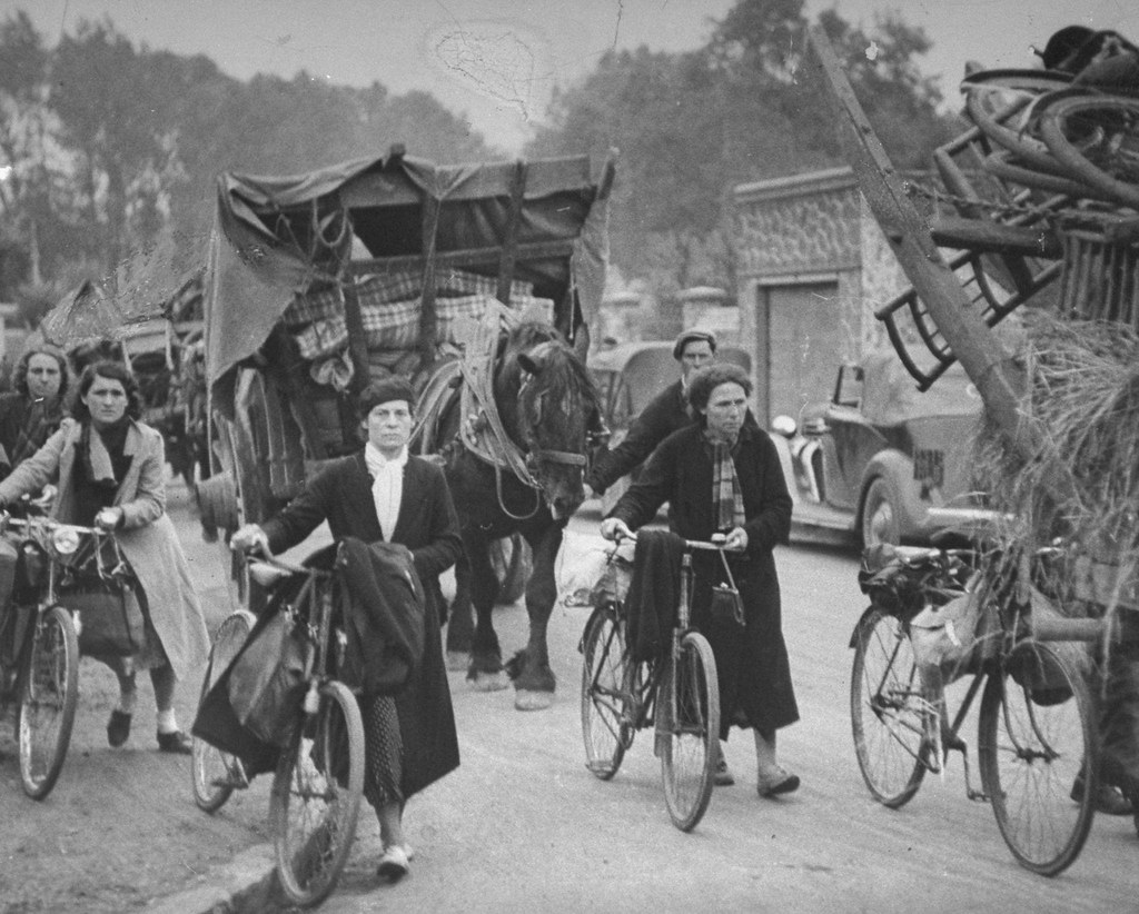 1940. Беженцы из парижских пригородов бегут на юг