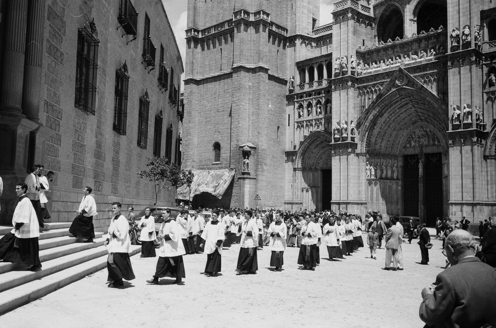 Seminaristas entran en el Palacio Arzobispal tras la Procesión del Corpus Christi de Toledo en 1955 © ETH-Bibliothek Zurich
