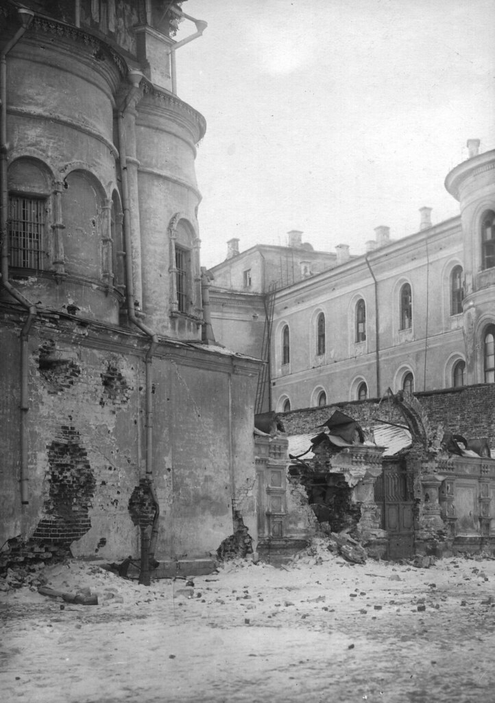 Повреждения стен собора Двенадцати Апостолов после артиллерийского обстрела Кремля.