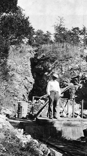 Max Junghaendel en la mina de magnesita de Goat Hill en Chester County (Pensilvania) el 19 de septiembre de 1921
