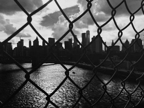 views fence nyc newyork manhattan bridge black white skyline water paysage landscape city bigapple