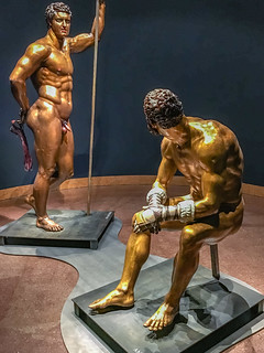 Bronzestatuen Amykos und Polydeukes nach ihrem blutigen Faustkampf (experimentelle Rekonstruktion)