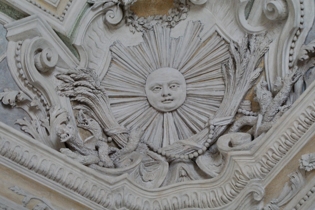 Soleil en stuc  sur un plafond du Musée d'art contemporain Rivoli à Turin