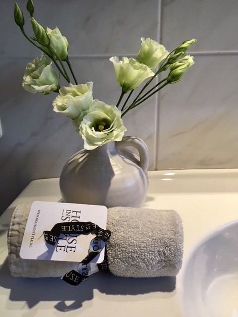 Kruikje met zijdebloemen badkamer handdoek