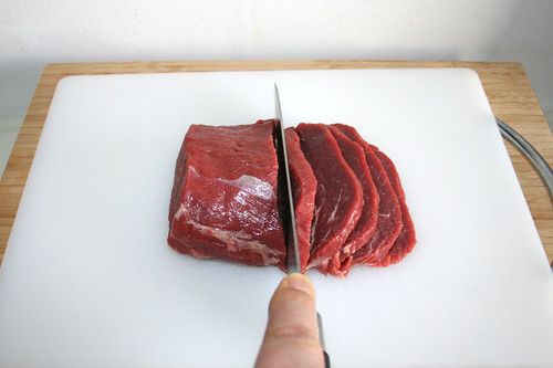 26 - Rinderfilet in dünne Scheiben schneiden / Cut beef sirloin filet in slices