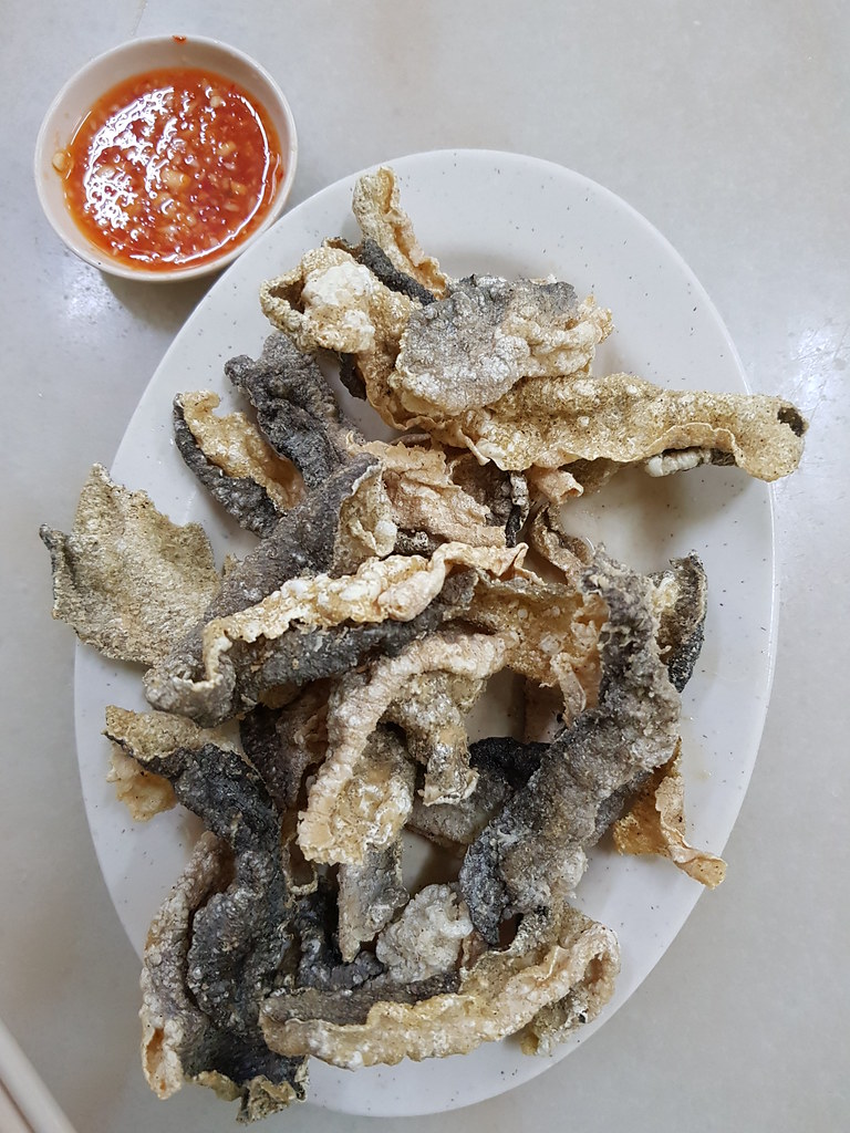 酥炸三文鱼皮 Crispy Salmon Skin rm$8.50 @ Hong Kee Wan Thun Mee 鴻記(廣式)竹昇雲 at Campbrll St, Penang