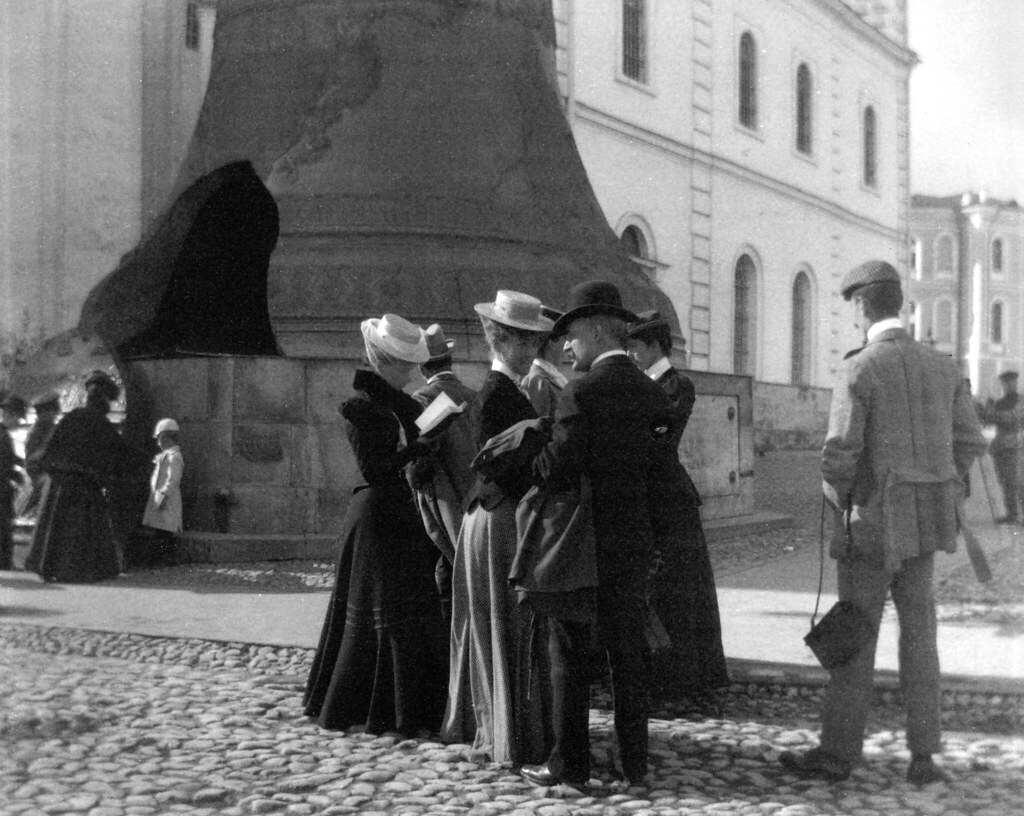 Туристы у Царь-колокола. 1896