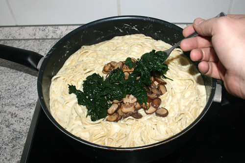 54 - Champignons & Spinat zu Nudeln geben / Add mushrooms & spinach to noodles