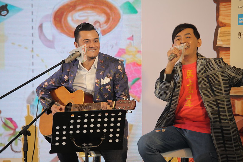 01-Dato' Fazley and Mickey Huang belted out a newly adapted version of Rasa Sayang