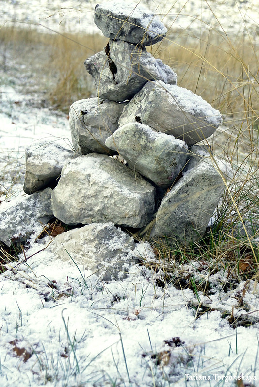 Каменная пирамидка возле дороги