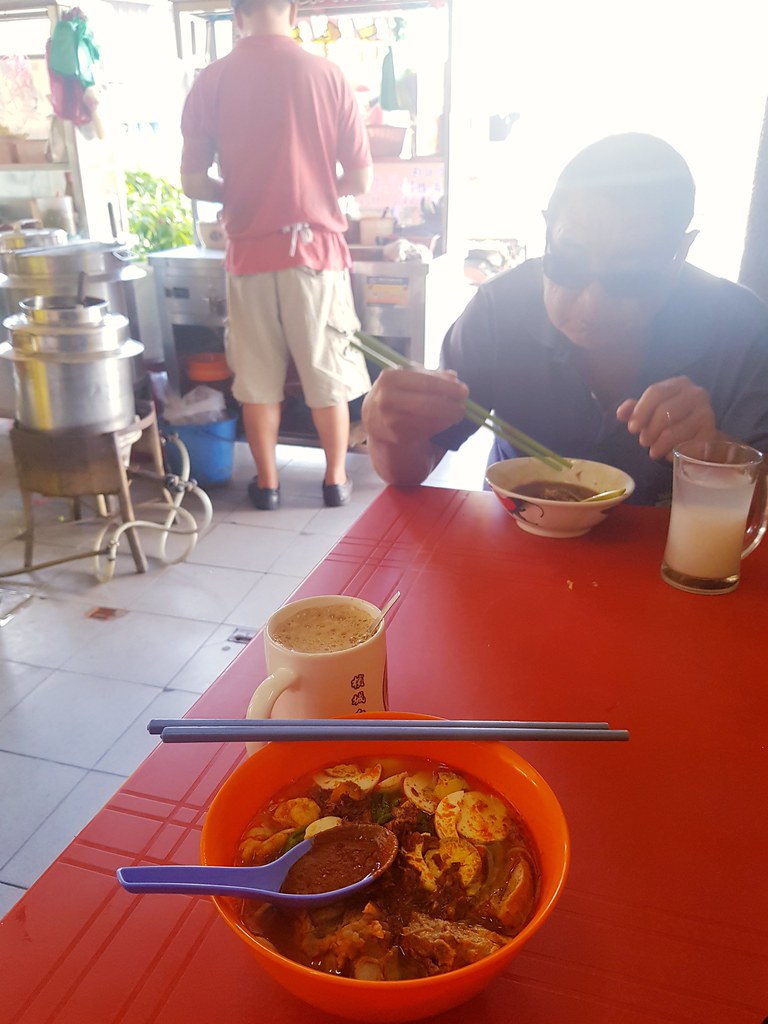 福建虾面加排骨 Penang Hokkien plus Pork Ribs rm$9 & 白咖啡 Penang White Coffee rm$2.50 @ Kedai Kopi Seng Thor at Jalan Carnarvon, Georgetown Penang