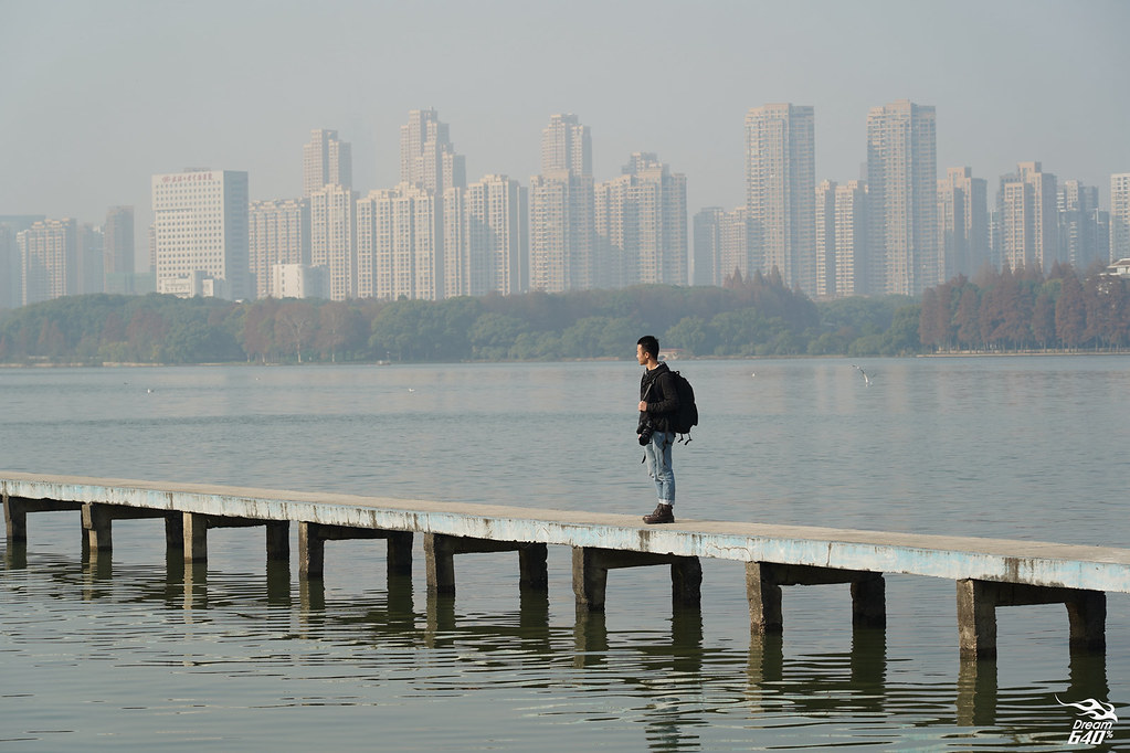 漂浮在武漢城市秋景之上！一沒踩穩就墜湖的網紅景點│武漢大學凌波棧道
