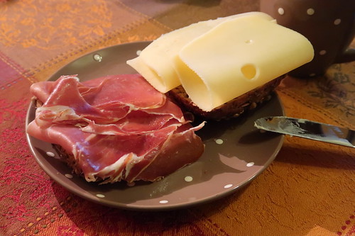 Serrano Schinken und Leerdamer Käse auf Mehrkornbrötchen