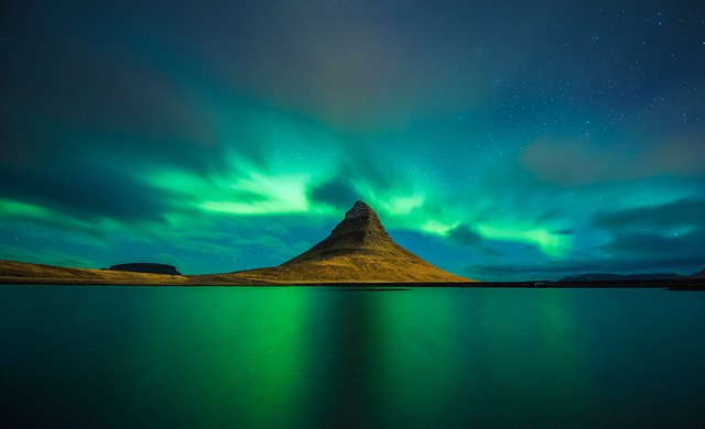 kirkjufell-iceland-aurora-borealis-reflection-northern-lights[1]