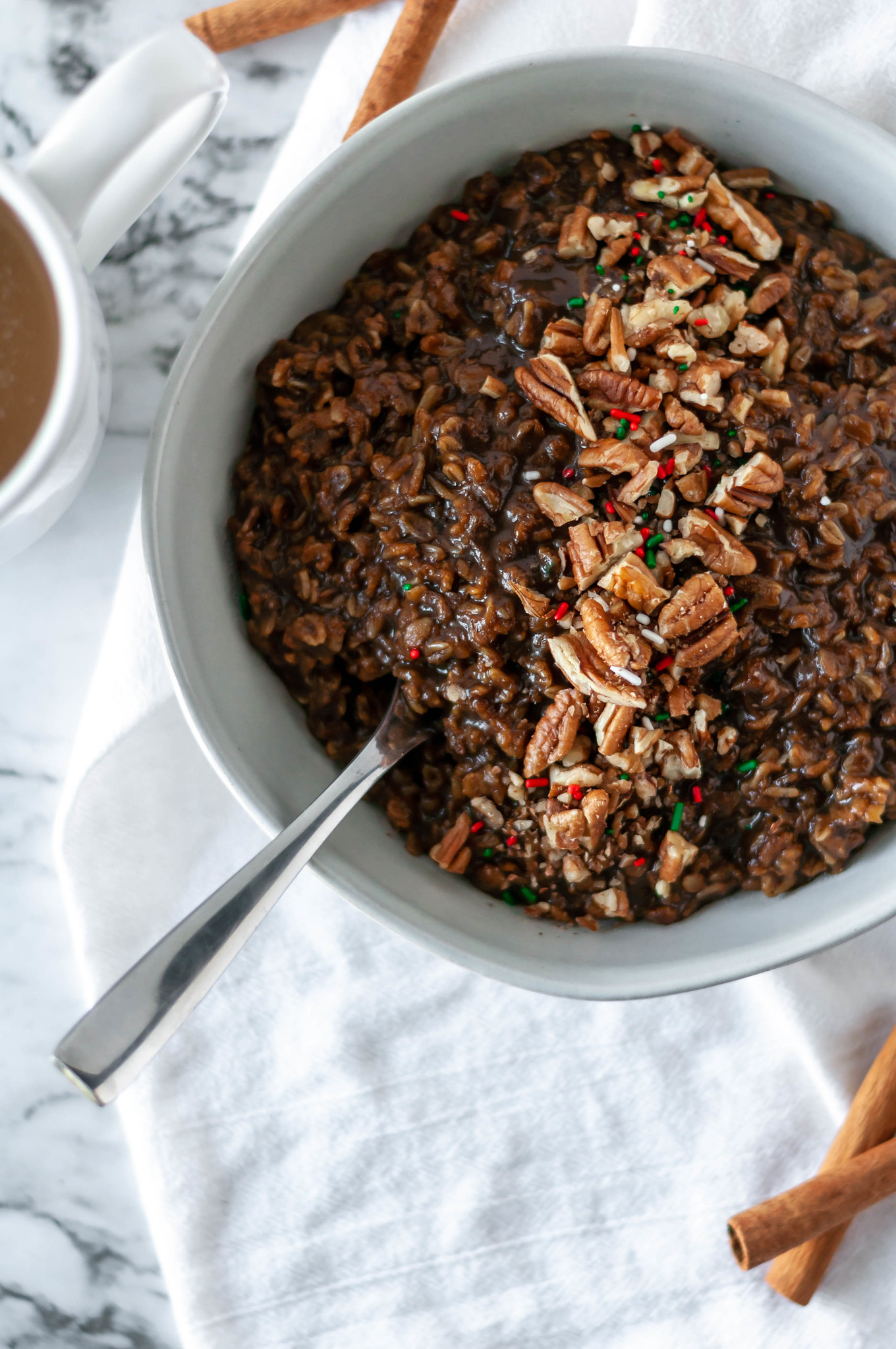 Instant Pot Gingerbread Oatmeal will bring all the holiday spirit. Tons of gingerbread flavor packed into breakfast for a healthy spin on a holiday favorite.