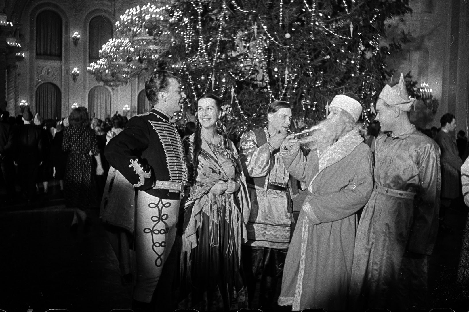 1956. Участники новогоднего бала в Большом Кремлёвском дворце. Автор Б. Ярославцев.