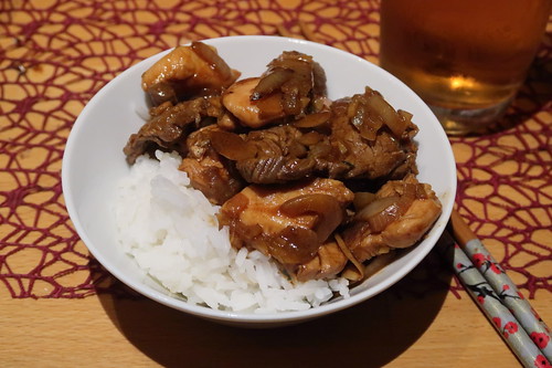 Asiatisch gewürztes Fleisch auf Basmati-Reis