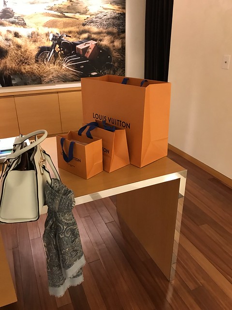 LV store, bag replacement