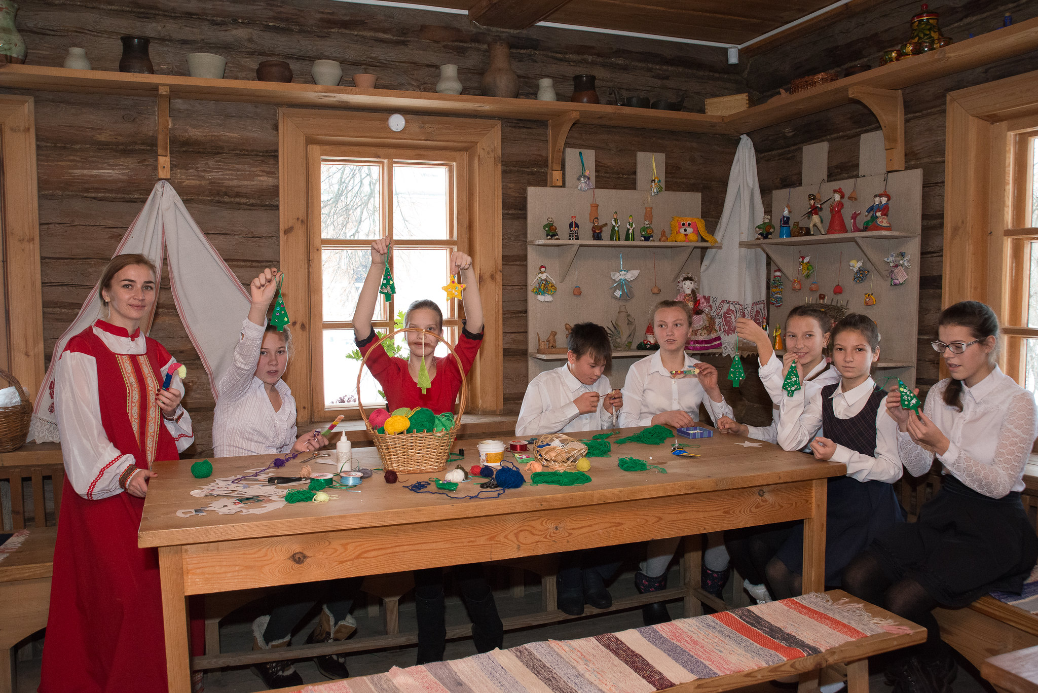 Мастер-класс с детьми по изготовлению елочных игрушек в музее «Тарханы» в рамках акции «Музей для всех!»