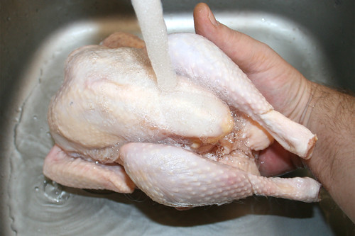 24 - Suppenhuhn gründlich waschen / Wash soup chicken thouroughly