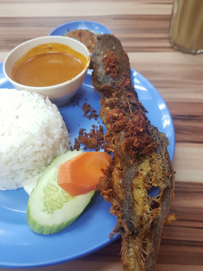 Nasi Ikan Keli rm$5.50 w/Nescafe top up rm$2.20 @ Restoran FZ at Phileo Damamsara 1