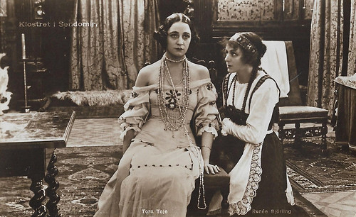 Tora Teje and Renée Björling in Klostret i Sendomir (1920)