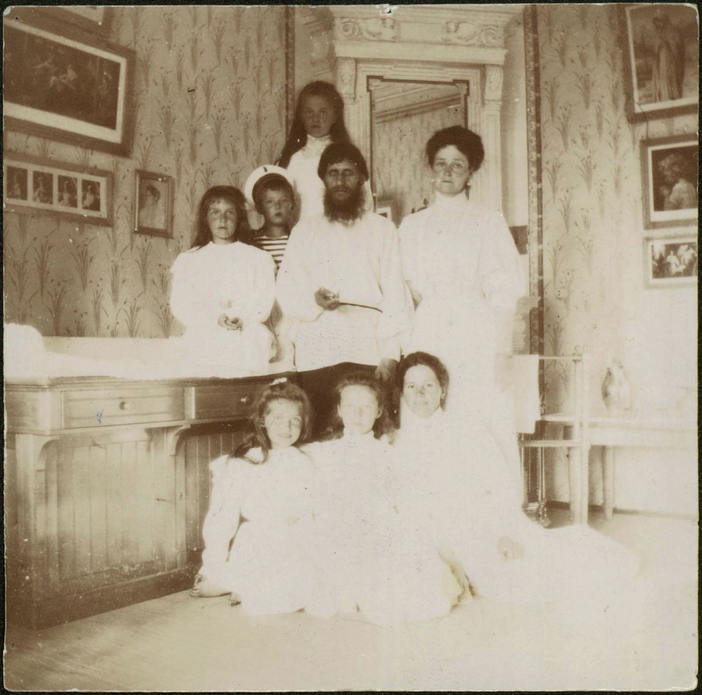 Александра Федоровна с детьми, Григорием Распутиным и гувернанткой Марией Вишняковой, 1908