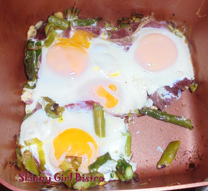 Photo: Asparagus with eggs in the pan